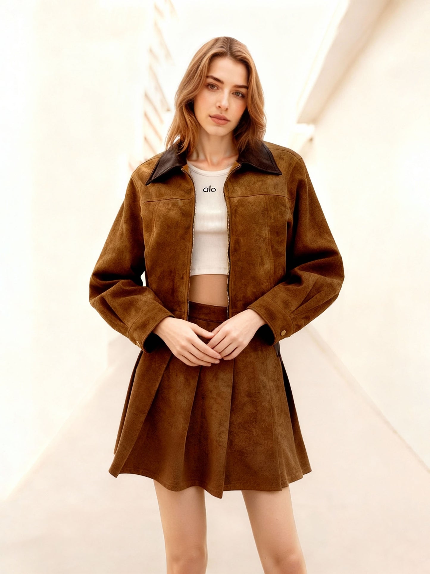 Conjunto de dos piezas de chaqueta corta con paneles y bloques de color en ante marrón para mujer + falda plisada