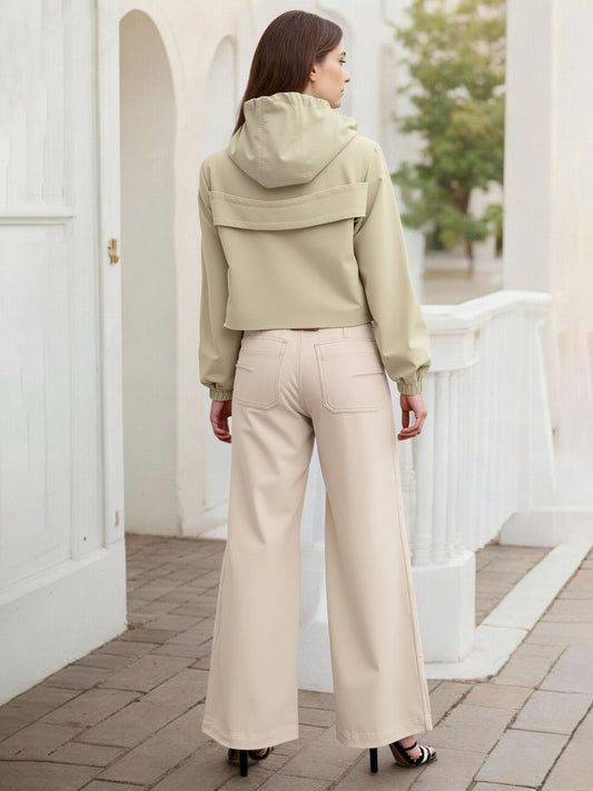 Conjunto de dos piezas para mujer: chaqueta utilitaria con capucha, cintura ajustada y bloques de color blanco roto + pantalón ancho