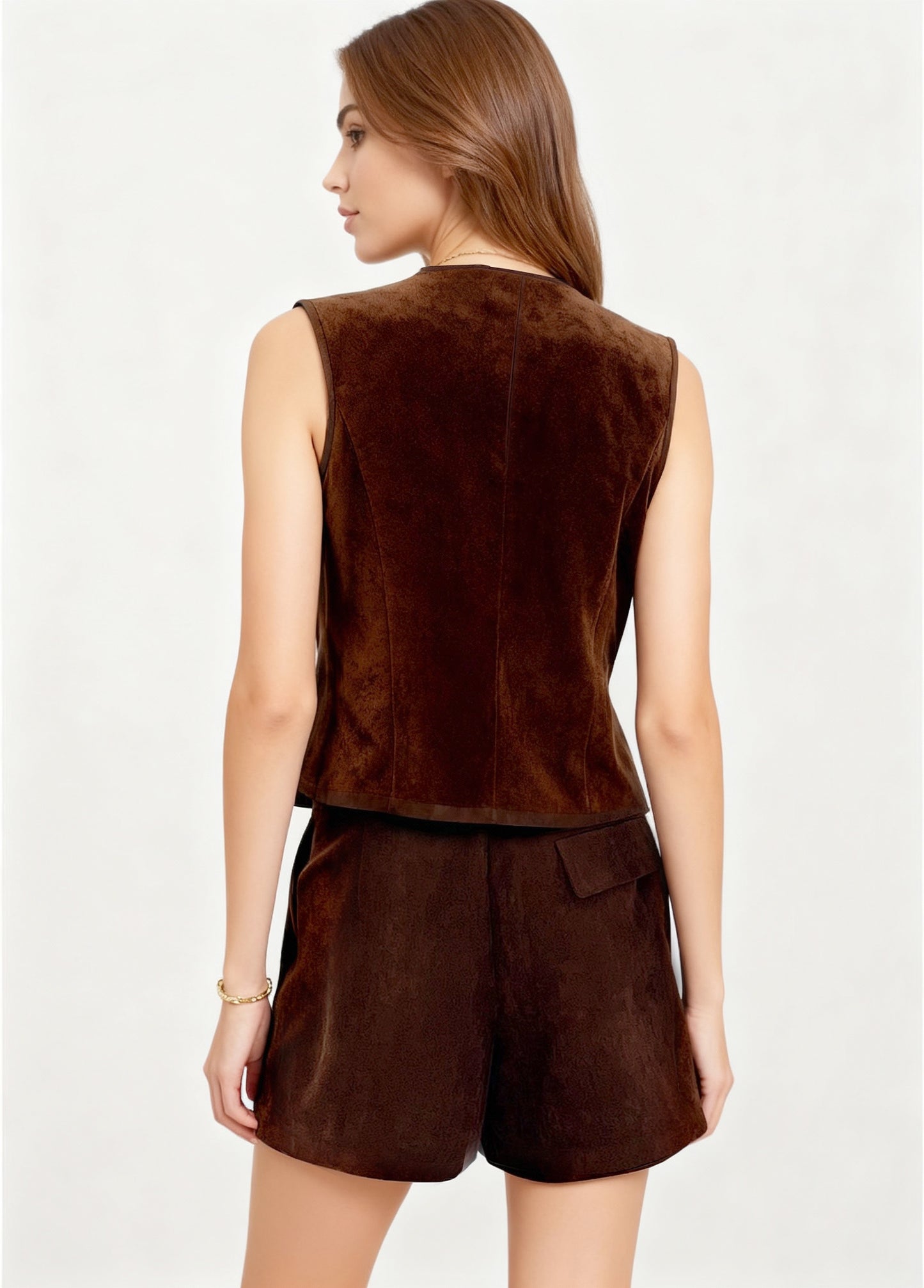 Conjunto de dos piezas para mujer: chaleco sin mangas y pantalones cortos con botones decorativos de ante marrón