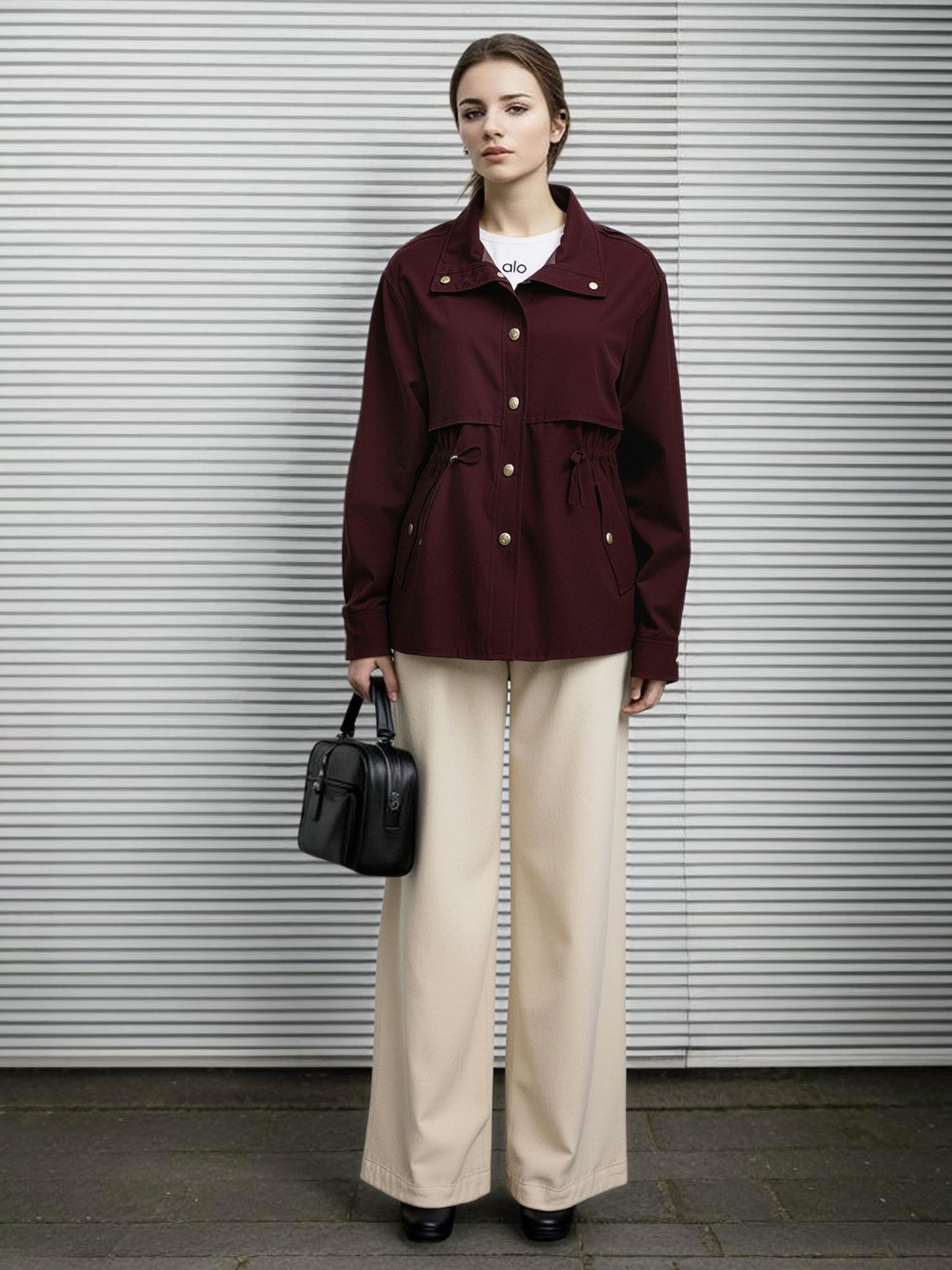 Conjunto de duas peças feminino estilo utilitário com cintura ajustada na cor bordô + calça bege de perna larga 