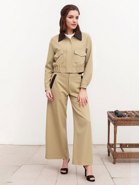 Conjunto de dos piezas de chaqueta corta estilo cargo con paneles en color caqui y pantalones anchos para mujer. 