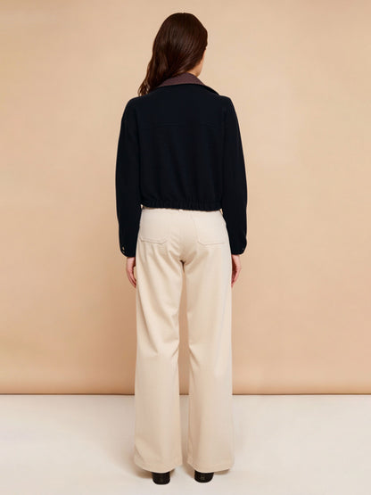 Conjunto de duas peças feminino, jaqueta curta preta com painéis em cores contrastantes + calça bege de perna larga 