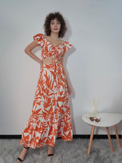 Vestido curto feminino com estampa floral colorida e verde, alças finas e babados, estilo festivo, cintura baixa 