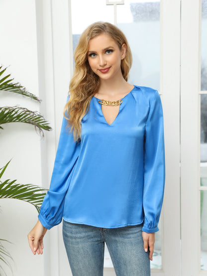 Camisa de satén de manga larga con escote en V y cadena metálica azul para mujer, estilo retro, versátil y de oficina. 