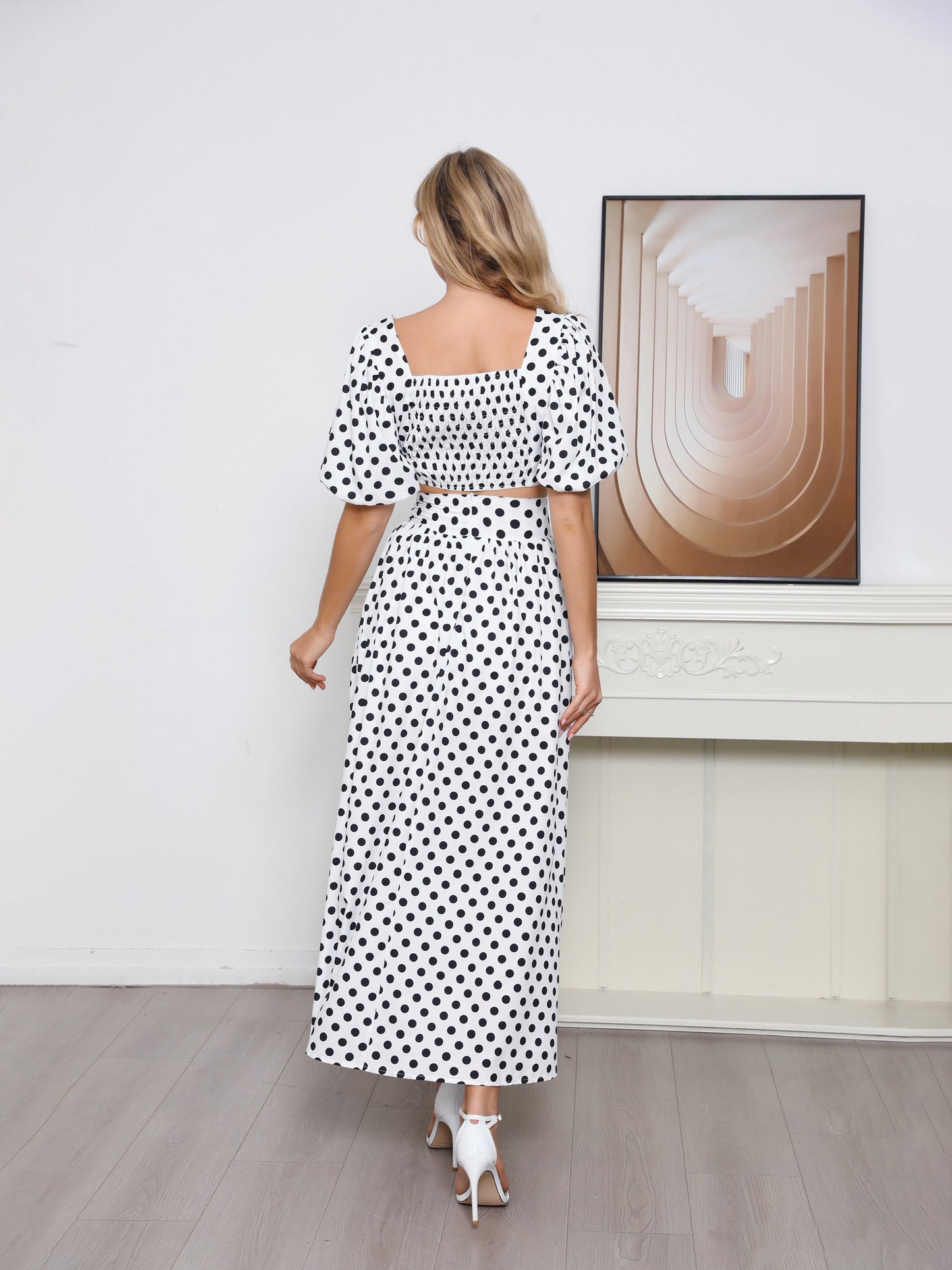 Conjunto de dos piezas para mujer: top corto con mangas abullonadas y lunares negros sobre fondo blanco + falda larga con abertura, estampado retro de fiesta.