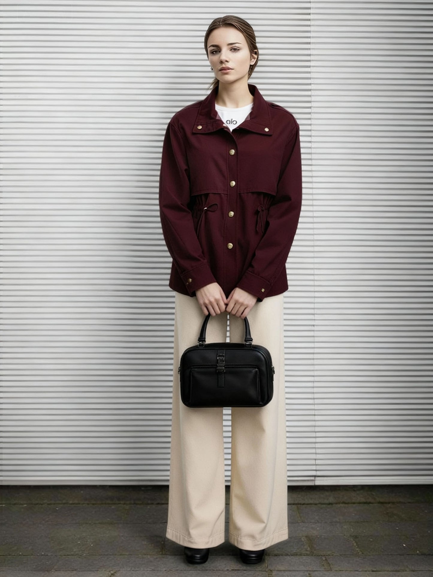 Conjunto de duas peças feminino estilo utilitário com cintura ajustada na cor bordô + calça bege de perna larga 