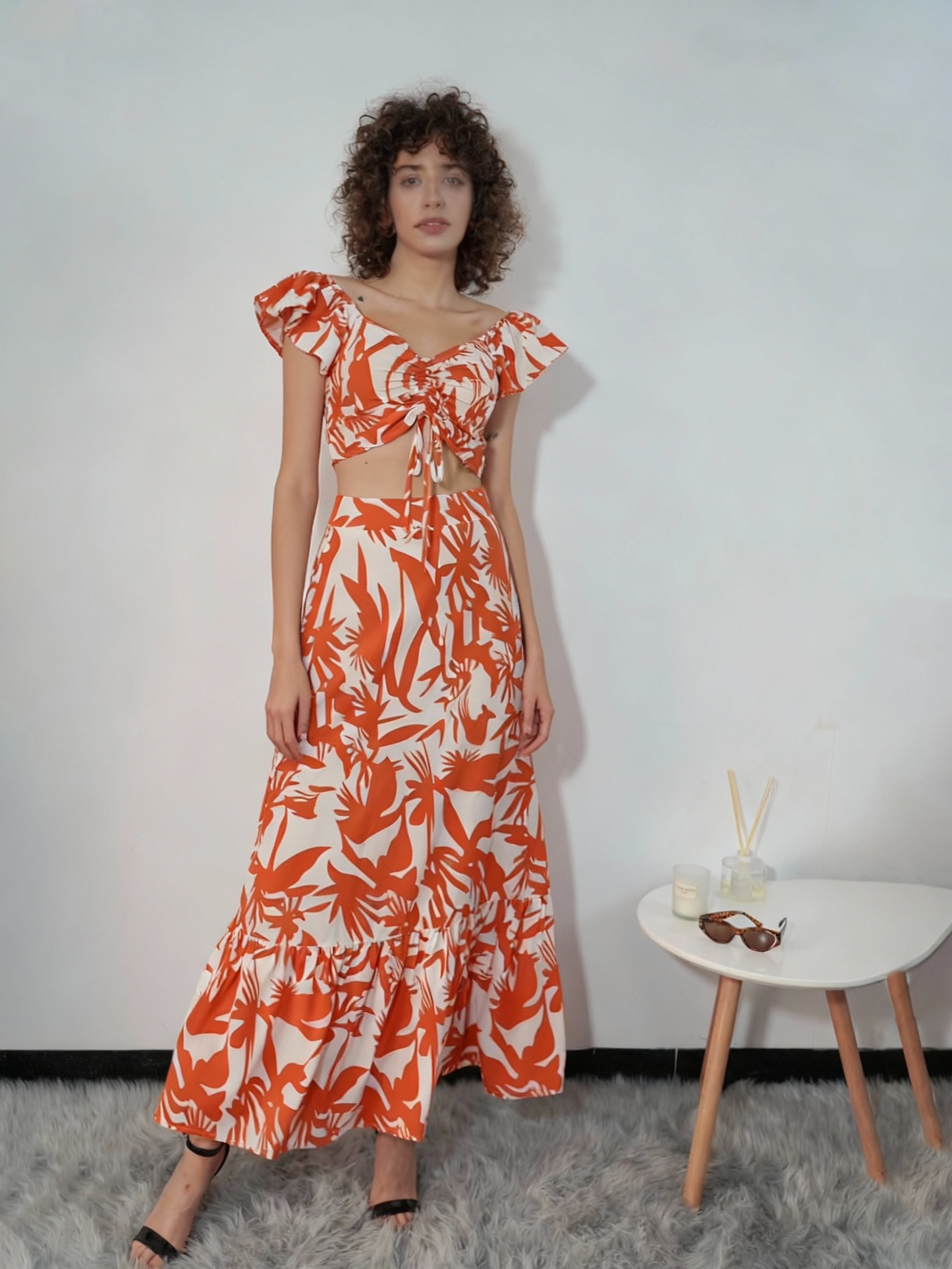 Vestido curto feminino com estampa floral colorida e verde, alças finas e babados, estilo festivo, cintura baixa 