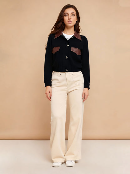 Conjunto de duas peças feminino, jaqueta curta preta com painéis em cores contrastantes + calça bege de perna larga 