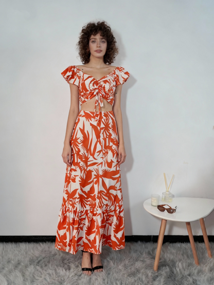 Vestido curto feminino com estampa floral colorida e verde, alças finas e babados, estilo festivo, cintura baixa 