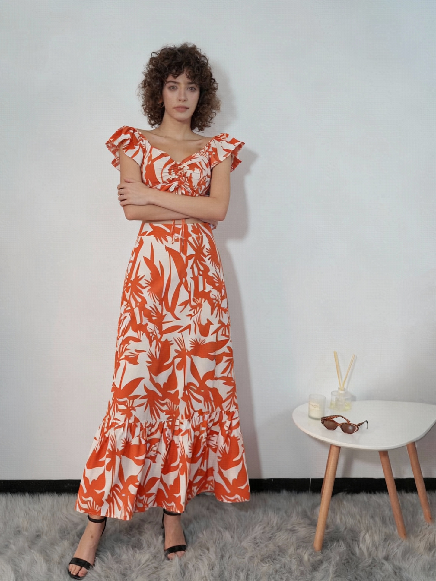 Vestido curto feminino com estampa floral colorida e verde, alças finas e babados, estilo festivo, cintura baixa 